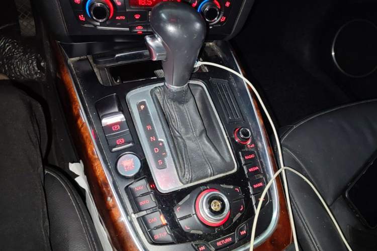 Used Audi Q5 2010 2.0TFSI Comfort Version Gear Lever