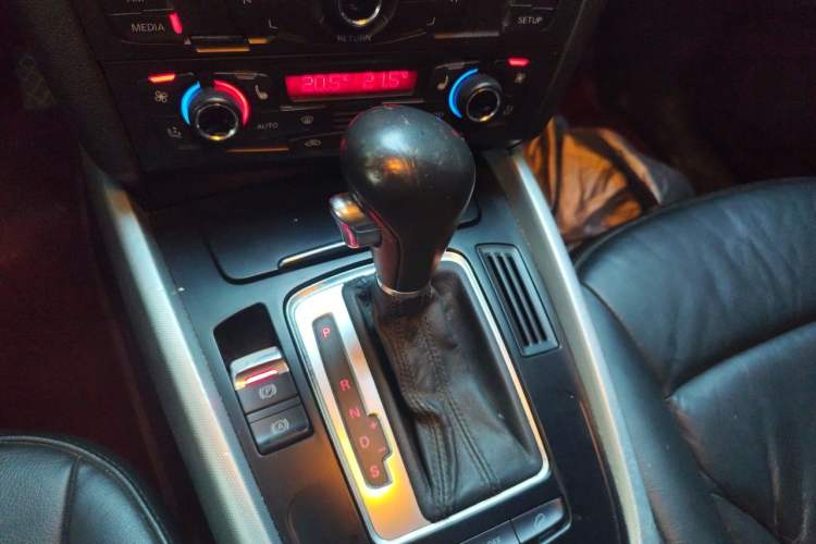 Used Audi Q5 2010 2.0TFSI Technology Edition Gear Lever