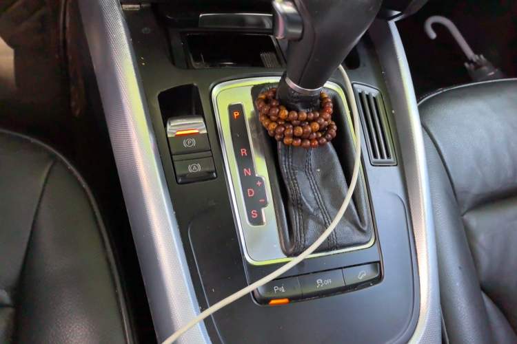 Used Audi Q5 2010 2.0TFSI Technology Edition Gear Lever