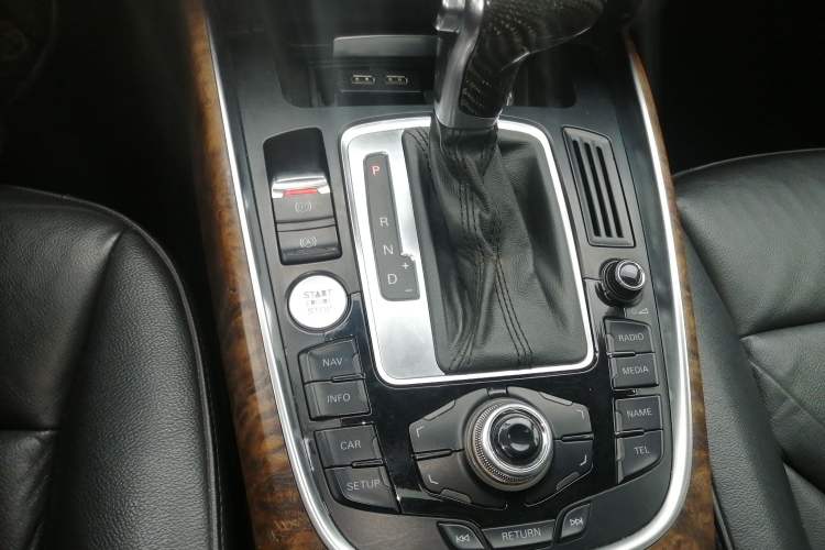Used Audi Q5 2010 3.2 FSI Off-road Version Gear Lever
