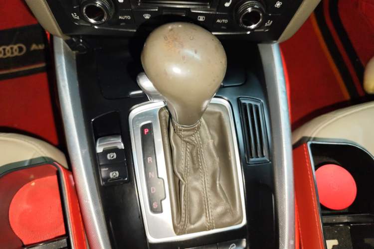 Used Audi Q5 2010 2.0TFSI Technology Edition Gear Lever