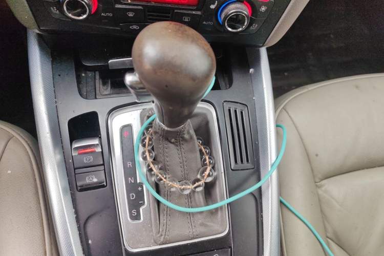Used Audi Q5 2010 2.0TFSI Technology Edition Gear Lever