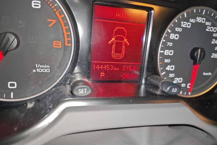 Used Audi Q5 2010 2.0TFSI Technology Edition Odometer Close Up