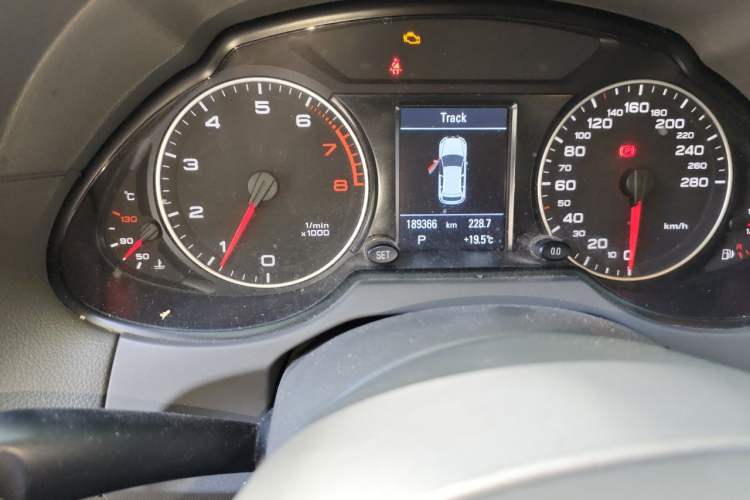 Used Audi Q5 2010 2.0TFSI Comfort Version Odometer Close Up