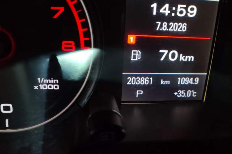 Used Audi Q5 2010 2.0TFSI Comfort Version Odometer Close Up