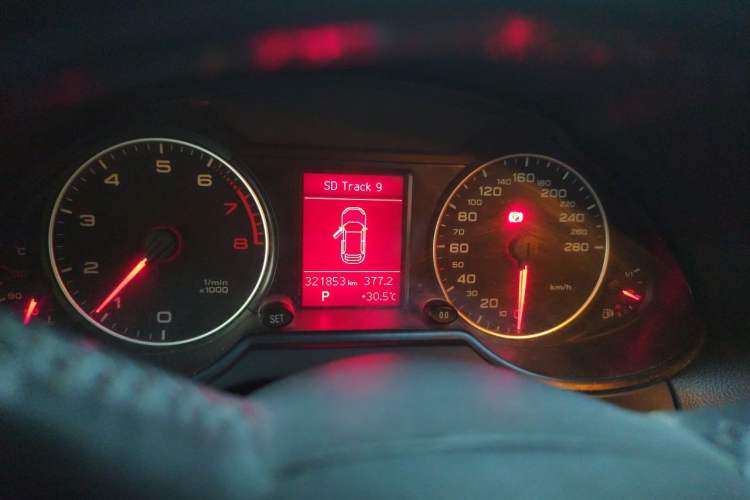Used Audi Q5 2010 2.0TFSI Technology Edition Odometer Close Up