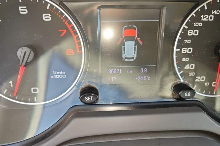 Used Audi Q5 2010 2.0TFSI Comfort Version Odometer Close Up