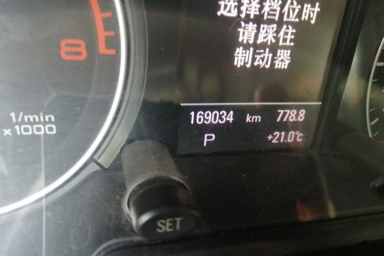 Used Audi Q5 2010 3.2 FSI Off-road Version Odometer Close Up