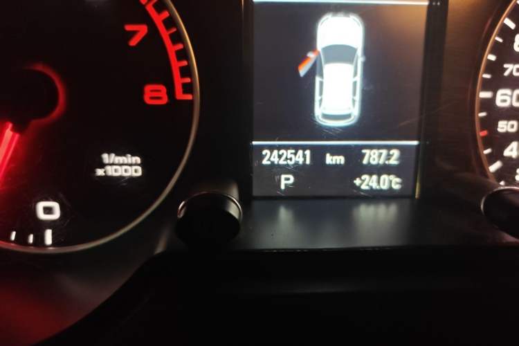 Used Audi Q5 2010 2.0TFSI Comfort Version Odometer Close Up