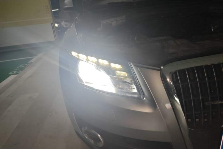 Used Audi Q5 2010 2.0TFSI Comfort Version Right Front Headlight
