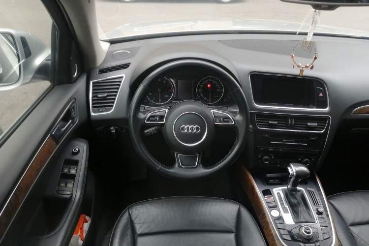 Used Audi Q5 2010 3.2 FSI Off-road Version Steering Wheel