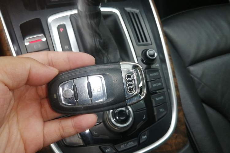 Used Audi Q5 2010 3.2 FSI Off-road Version Vehicle Key