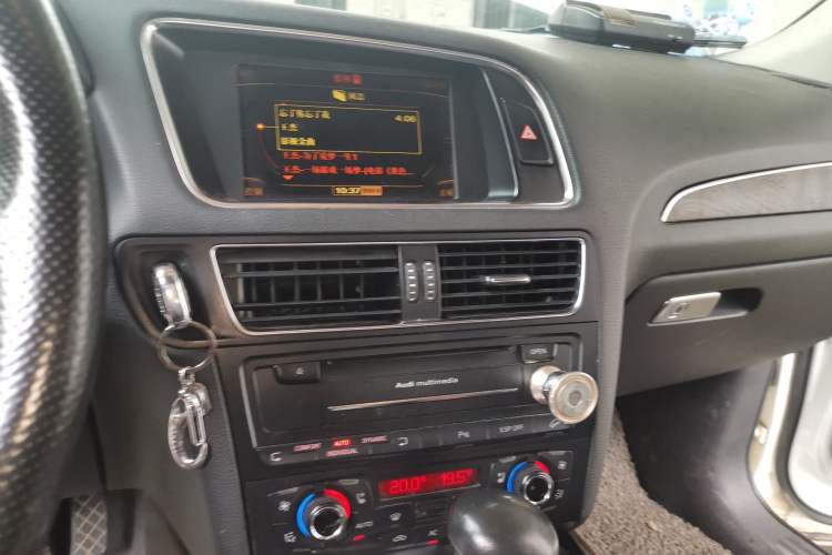 Used Audi Q5 2010 2.0TFSI Luxury Edition Audio And AC Panel