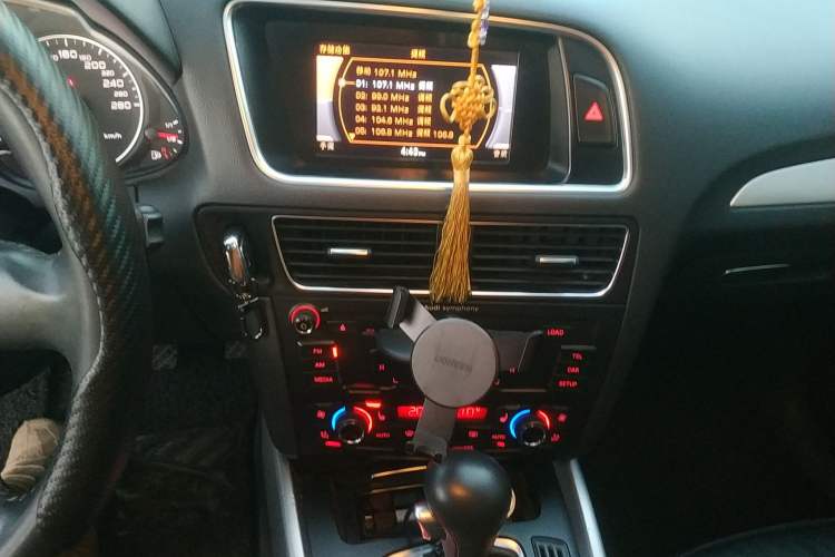 Used Audi Q5 2010 2.0TFSI Technology Edition Audio And AC Panel