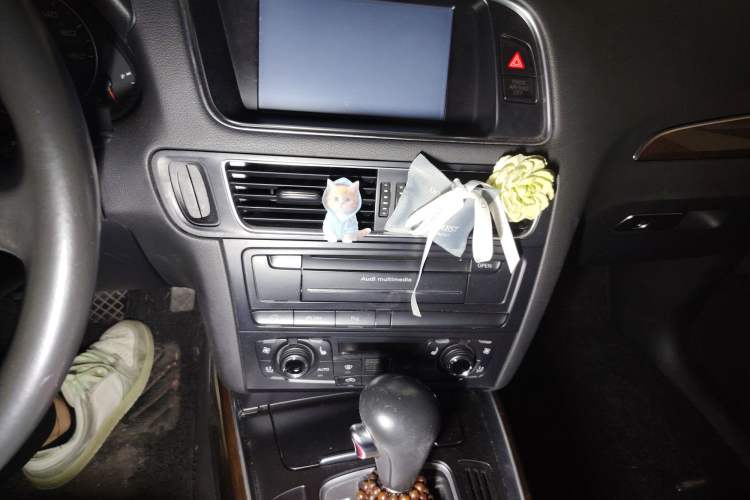 Used Audi Q5 2010 2.0TFSI Sport Edition Audio And AC Panel
