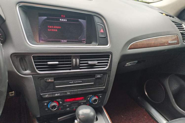 Used Audi Q5 2010 2.0TFSI Comfort Version Audio And AC Panel