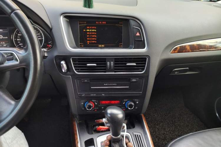 Used Audi Q5 2010 2.0TFSI Comfort Version Audio And AC Panel