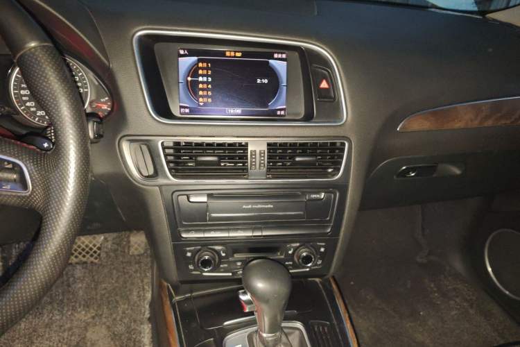 Used Audi Q5 2010 3.2 FSI Sport Edition Audio And AC Panel