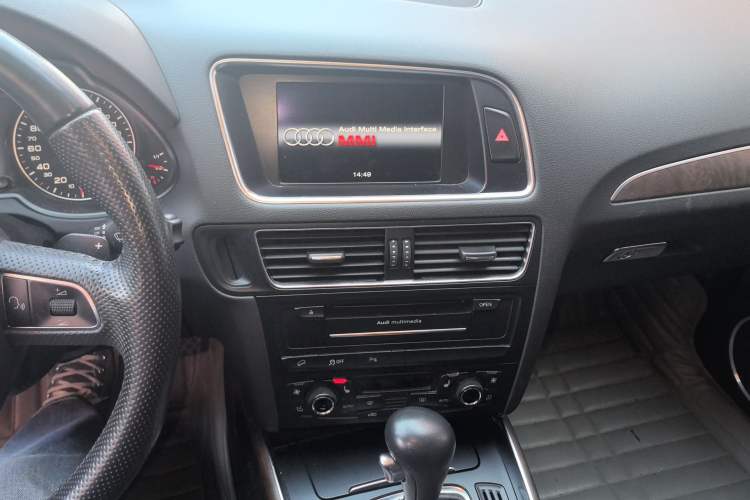 Used Audi Q5 2010 3.2 FSI Sport Edition Audio And AC Panel
