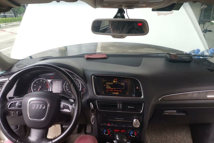 Used Audi Q5 2010 2.0TFSI Luxury Edition Center Console