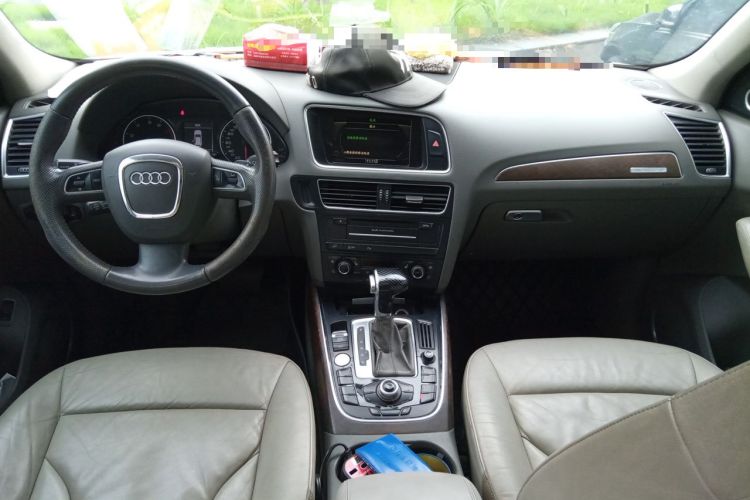 Used Audi Q5 2010 3.2 FSI Sport Edition Center Console