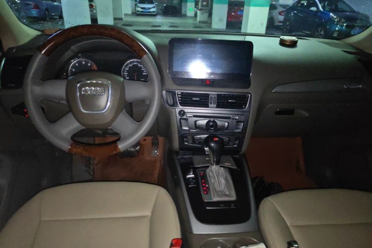 Used Audi Q5 2010 2.0TFSI Trendy Edition Center Console