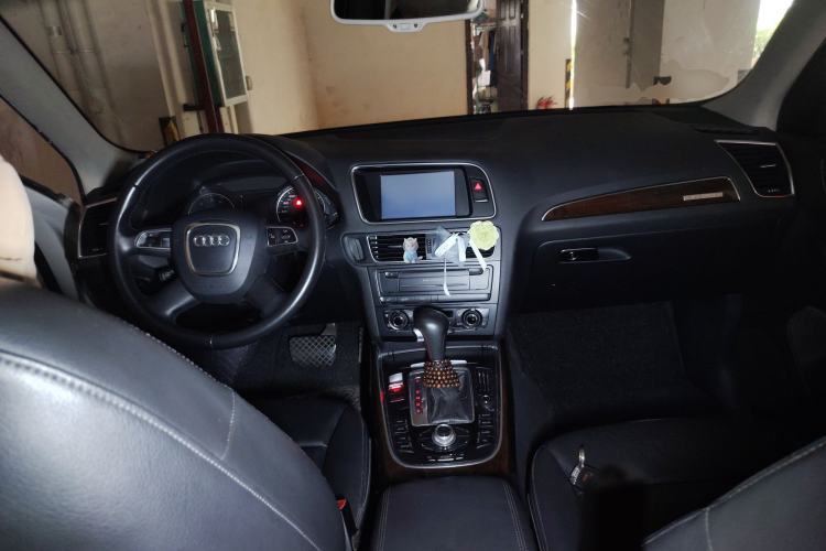 Used Audi Q5 2010 2.0TFSI Sport Edition Center Console