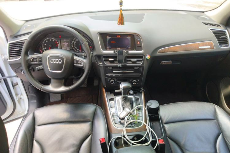 Used Audi Q5 2010 3.2 FSI Sport Edition Center Console