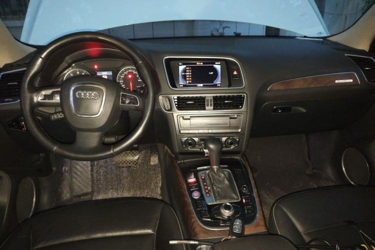 Used Audi Q5 2010 3.2 FSI Sport Edition Center Console