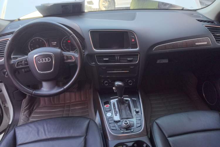 Used Audi Q5 2010 3.2 FSI Sport Edition Center Console