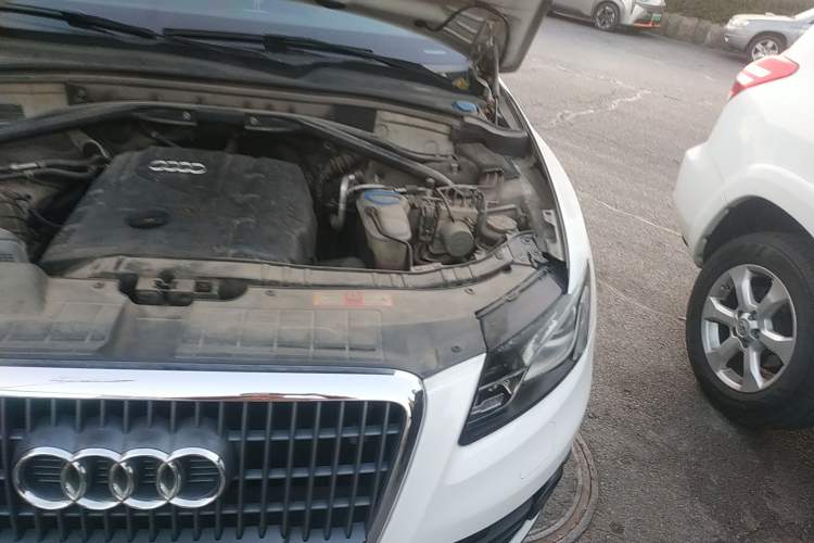Used Audi Q5 2010 2.0TFSI Technology Edition Engine Bay Left