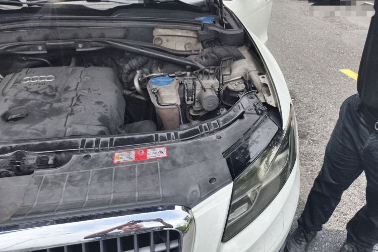 Used Audi Q5 2010 2.0TFSI Comfort Version Engine Bay Left