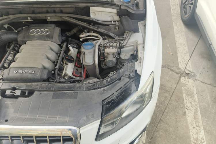 Used Audi Q5 2010 3.2 FSI Sport Edition Engine Bay Left