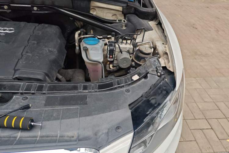 Used Audi Q5 2010 2.0TFSI Comfort Version Engine Bay Left