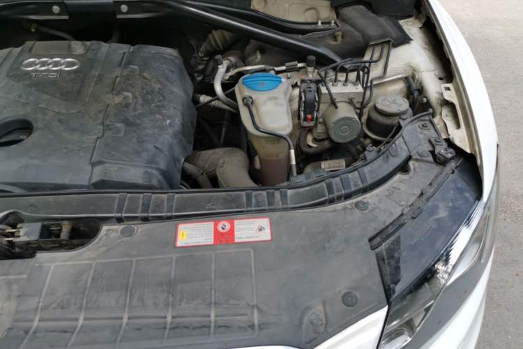 Used Audi Q5 2010 2.0TFSI Off-Road Version Engine Bay Left