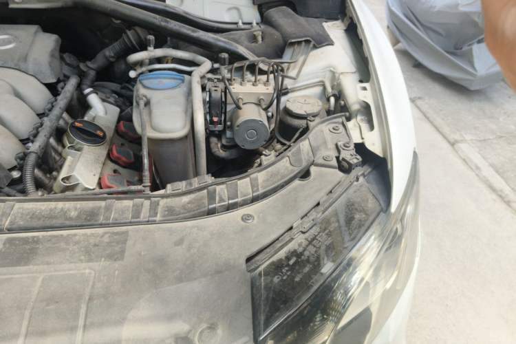 Used Audi Q5 2010 3.2 FSI Sport Edition Engine Bay Left
