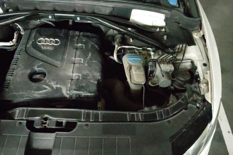 Used Audi Q5 2010 2.0TFSI Comfort Version Engine Bay Left