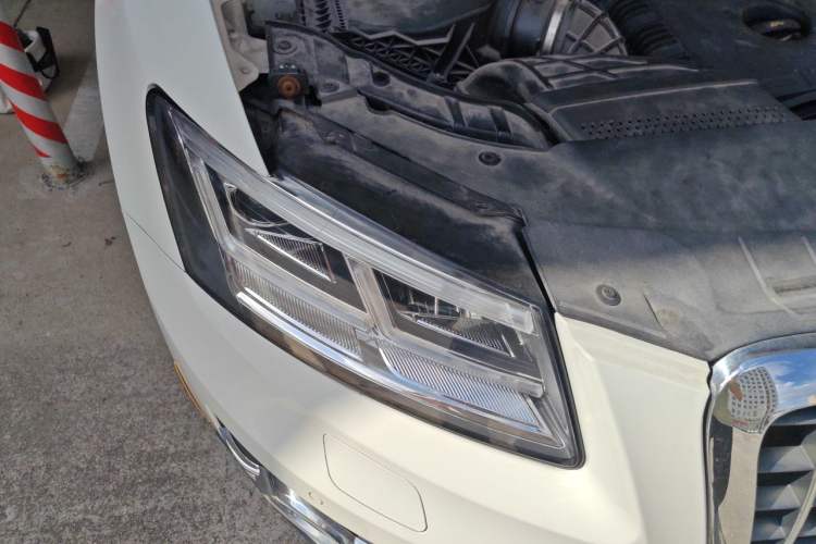 Used Audi Q5 2010 2.0TFSI Comfort Version Engine Bay Right