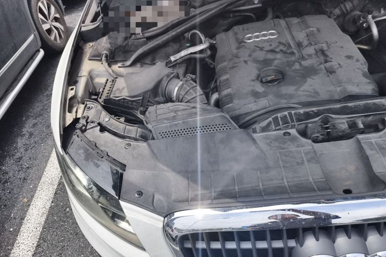 Used Audi Q5 2010 2.0TFSI Comfort Version Engine Bay Right