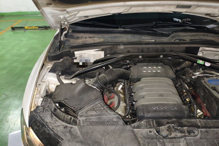 Used Audi Q5 2010 3.2 FSI Sport Edition Engine Bay Right