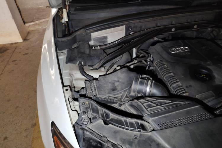 Used Audi Q5 2010 2.0TFSI Sport Edition Engine Bay Right