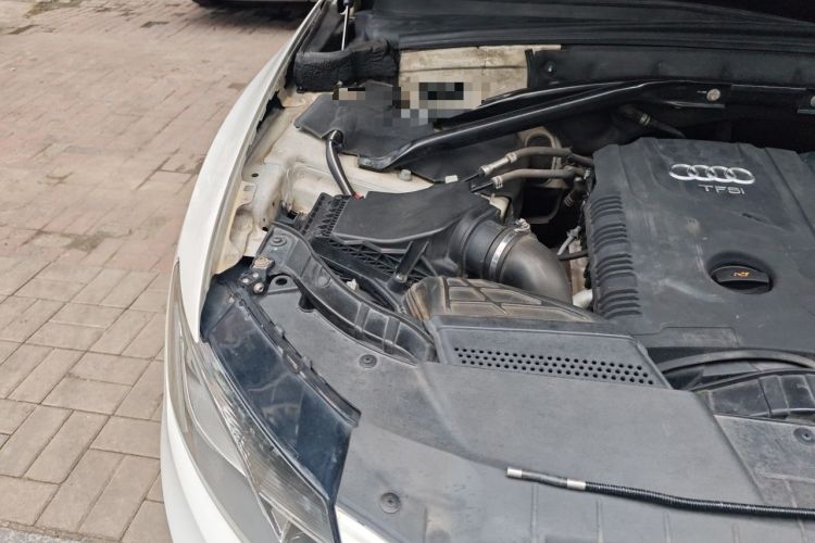 Used Audi Q5 2010 2.0TFSI Comfort Version Engine Bay Right