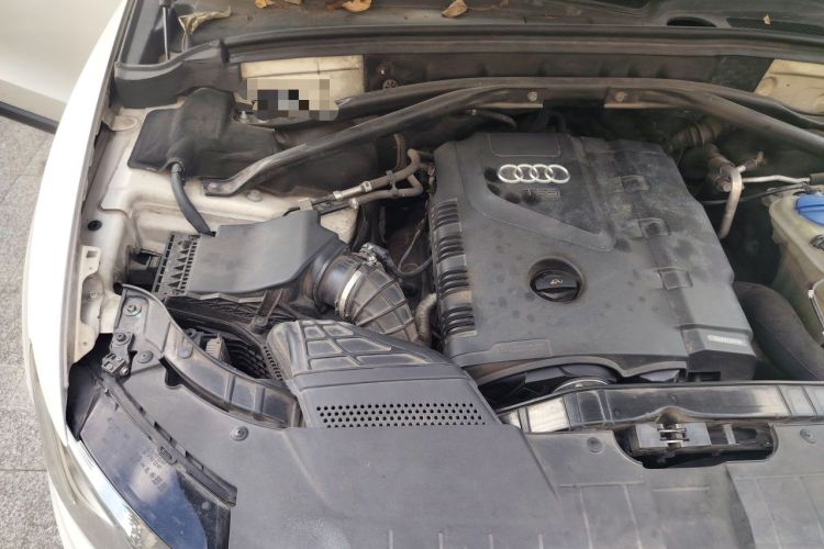 Used Audi Q5 2010 2.0TFSI Comfort Version Engine Bay Right