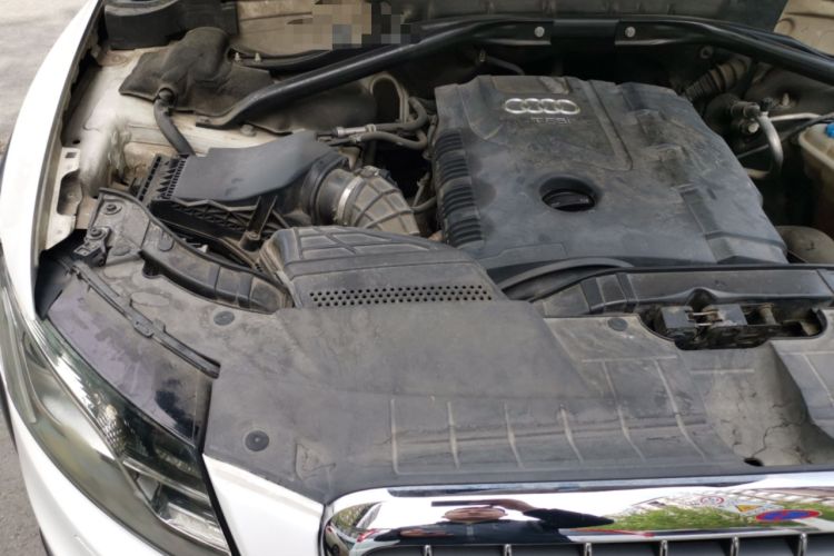 Used Audi Q5 2010 2.0TFSI Off-Road Version Engine Bay Right