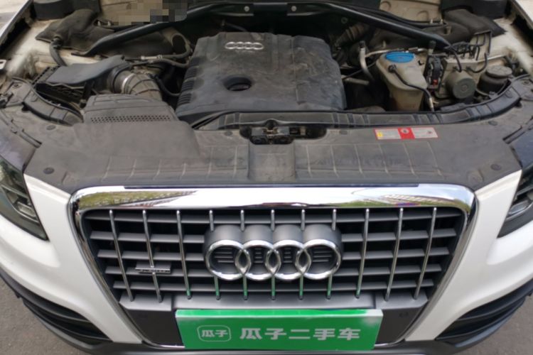Used Audi Q5 2010 2.0TFSI Off-Road Version Engine Bay