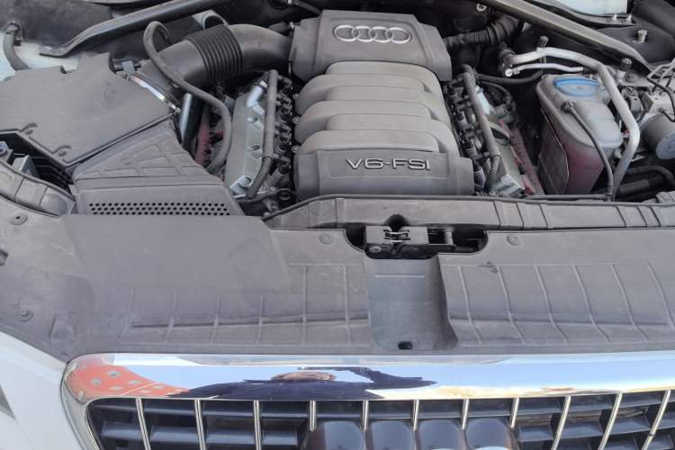 Used Audi Q5 2010 3.2 FSI Sport Edition Engine Bay