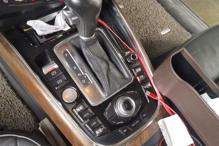 Used Audi Q5 2010 2.0TFSI Luxury Edition Gear Lever