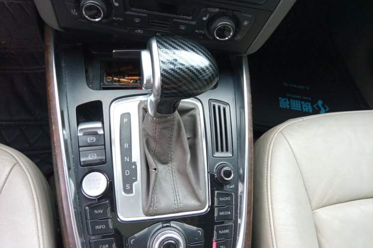 Used Audi Q5 2010 3.2 FSI Sport Edition Gear Lever