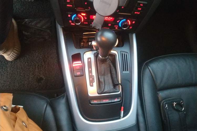 Used Audi Q5 2010 2.0TFSI Technology Edition Gear Lever