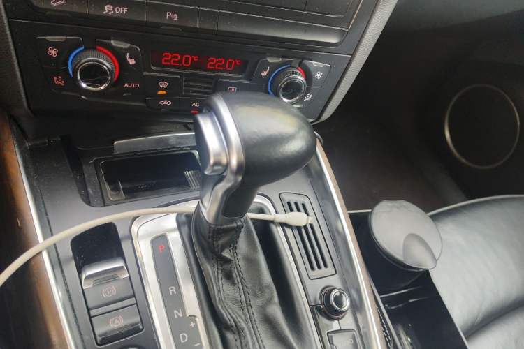 Used Audi Q5 2010 3.2 FSI Sport Edition Gear Lever